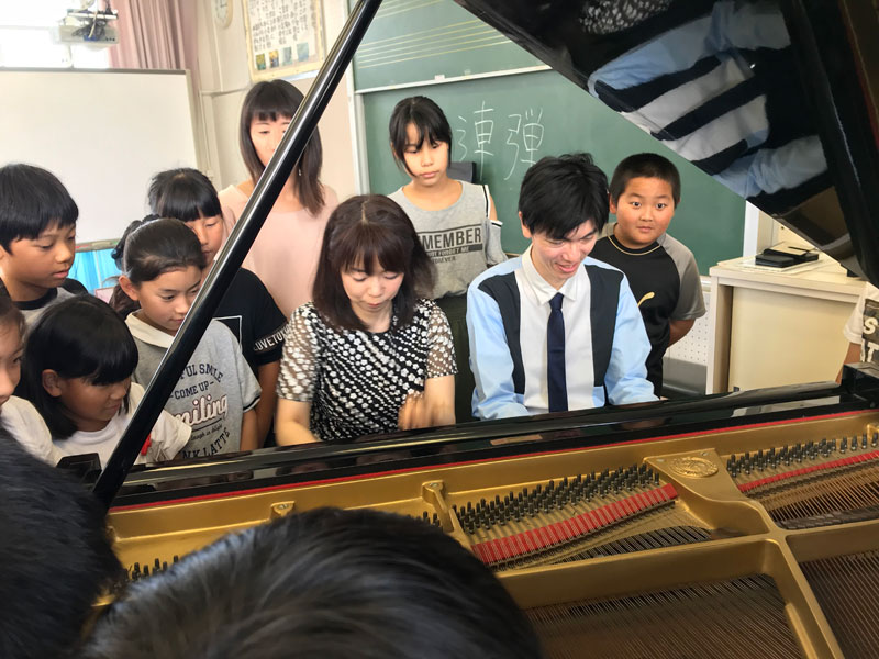 伊賀さん山口さんによる学校クラスコンサートの様子①